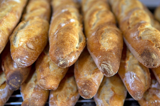 Pila de baguettes crujientes en la panadería