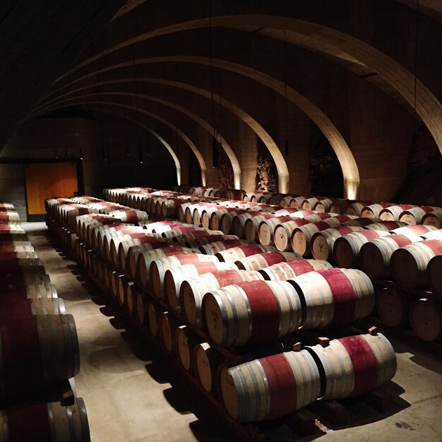 Una pila de barriles de vino en la bodega de la familia Mission Hill