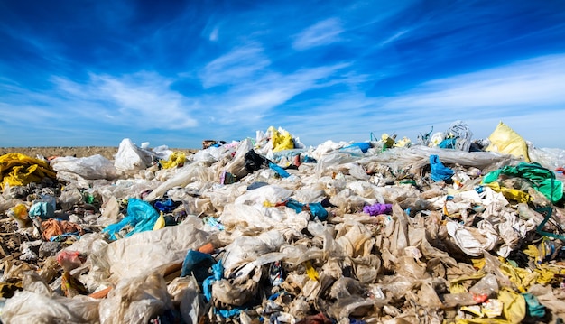 Foto pila de basura del concepto de contaminación en vertedero de basura o residuos de vertedero de advertencia global doméstica