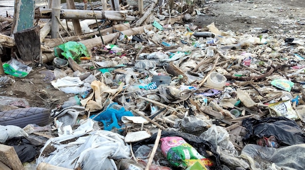 Foto una pila de basura en la orilla del río contaminación ambiental