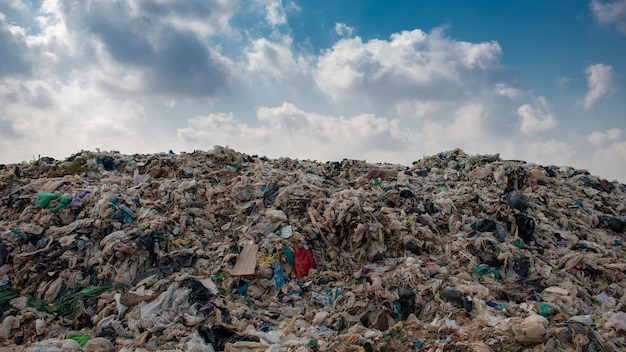 Foto una pila de basura en la roca contra el cielo