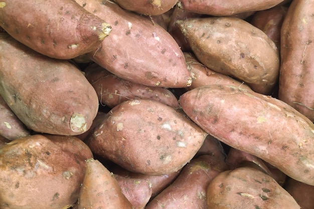 Pila de batatas en un puesto en el mercado