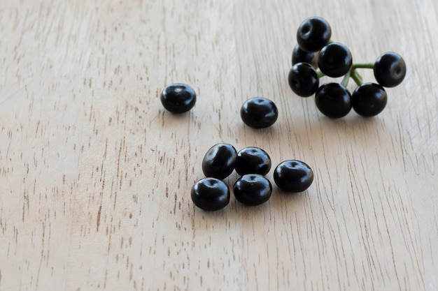 Pila de bayas silvestres en la mesa de madera