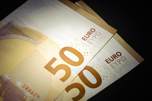 Pila de billetes de 50 euros en la oscuridad