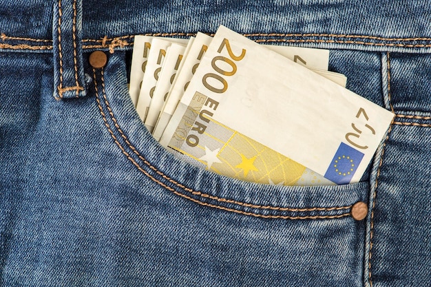 Una pila de billetes de euro en un bolsillo de jeans dinero en el bolsillo delantero de jeans el concepto de inversión