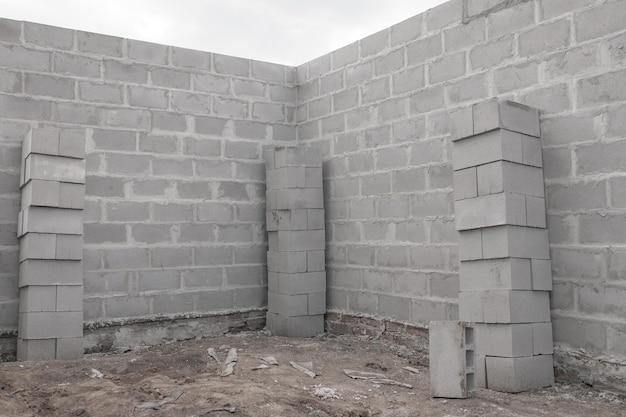 Pila de bloques de cemento en el sitio de construcción