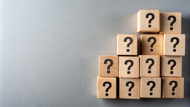 una pila de bloques de madera con signos de interrogación en ellos