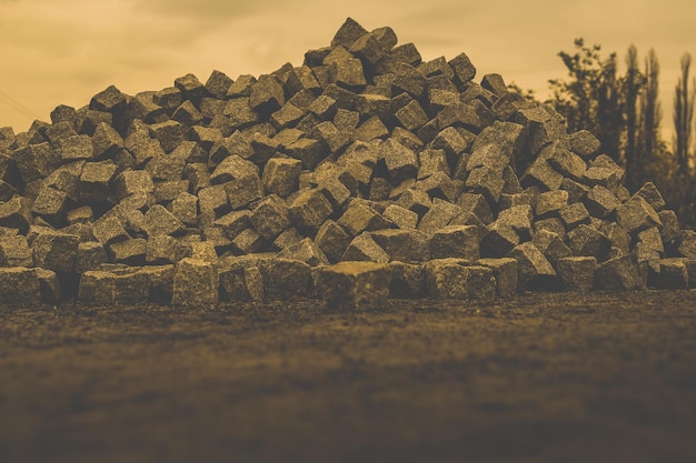 Foto una pila de bloques de piedra en el campo