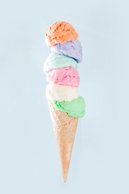 Pila de bolas de helado de colores