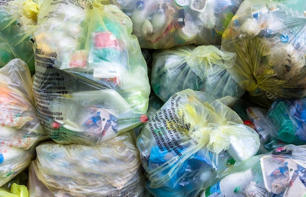 Una pila de bolsas de basura