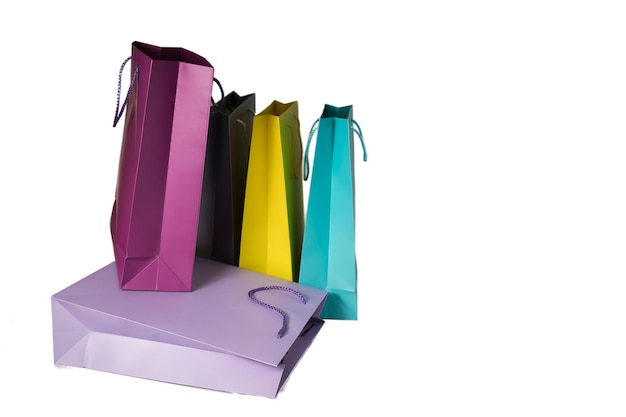 Una pila de bolsas de moda púrpura violeta y magenta para un evento