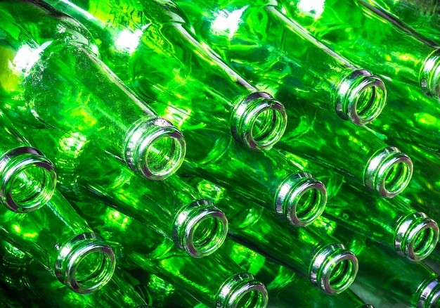 Pila de botellas de color verde