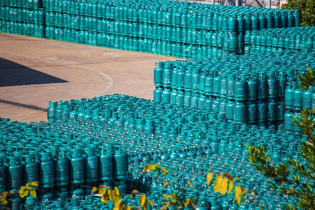 Pila de botellas de gas del tanque de almacenamiento de GLP lista para la venta