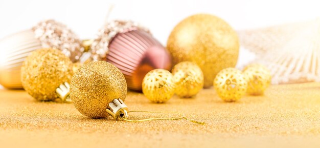 Una pila de brillantes joyas de oro de Navidad