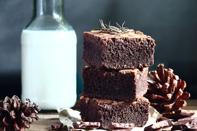 Pila de brownies sobre un fondo de mesa de madera de color marrón oscuro