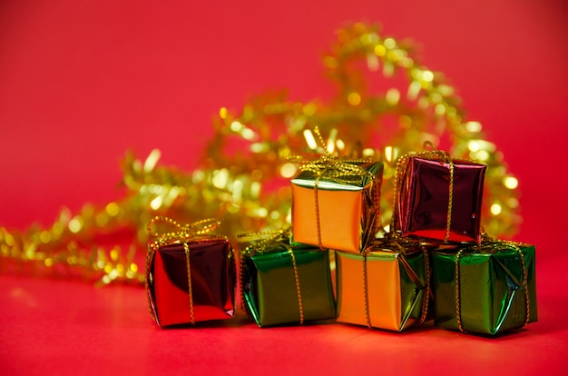 Foto pila de caja de regalo sobre fondo rojo.