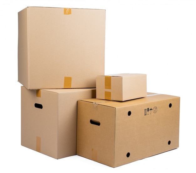 Pila de cajas de cartón aisladas en blanco