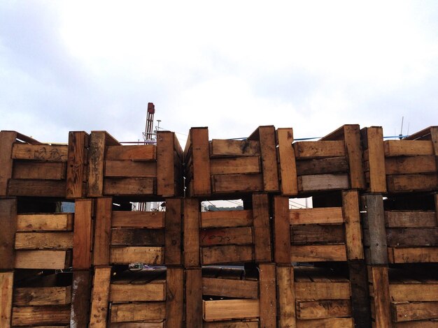 Foto una pila de cajas de madera fuera del almacén