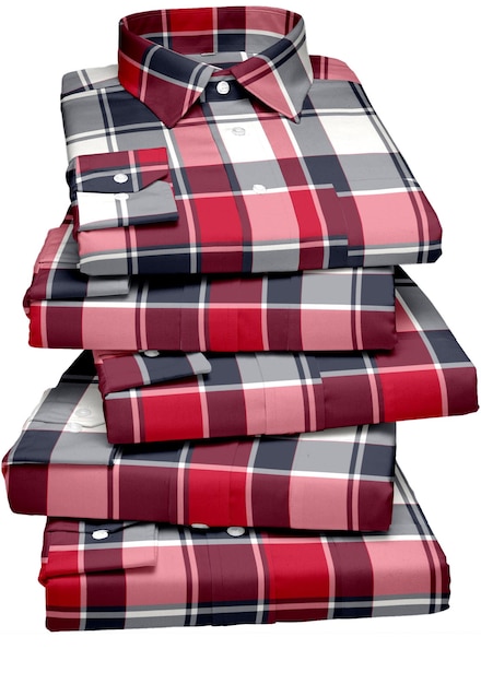Una pila de camisas rojas a cuadros con un cuello que dice "la palabra plaid"
