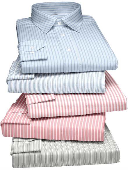 Una pila de camisetas a rayas con una de ellas mostrando los colores de la camiseta.