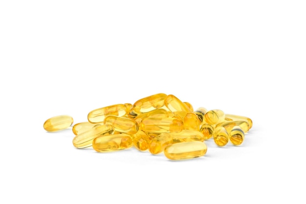 Foto pila de cápsula omega-3 aislada sobre fondo blanco.