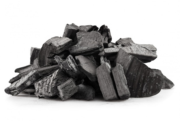 Pila de carbón de madera aislado en blanco
