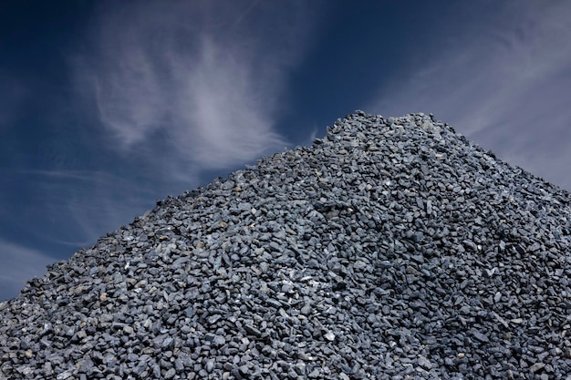 Una pila de carbón una montaña de carbón contra un cielo azul Crisis energética