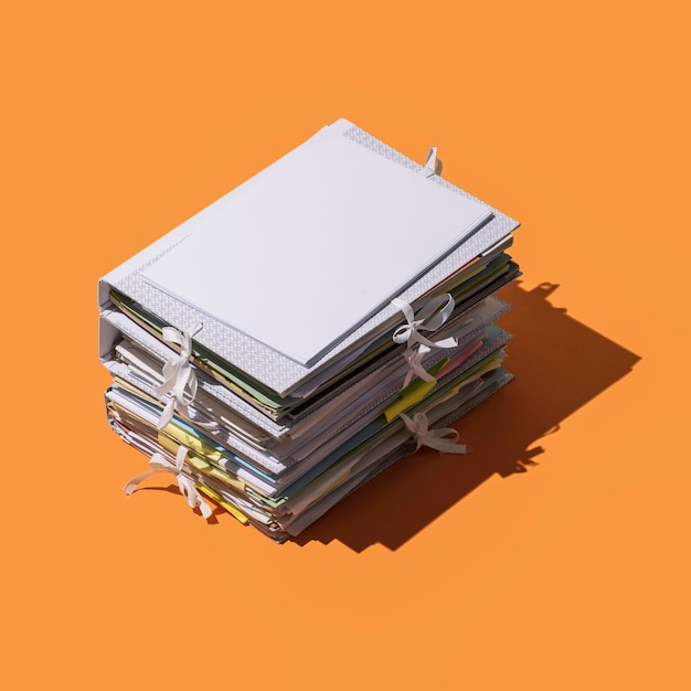 Pila de carpetas y papeleo gestión empresarial y archivo