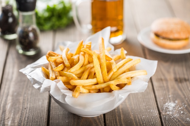 Pila casera de apetitosas papas fritas