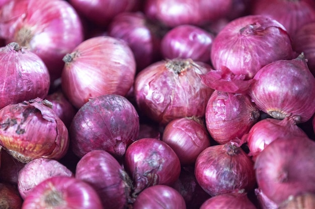 Pila de cebollas rojas en un puesto en el mercado