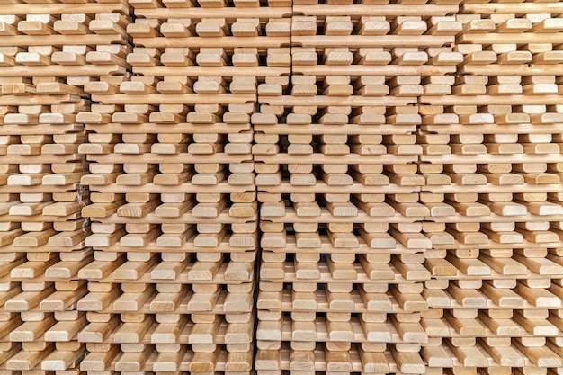 Pila de celosías de madera de abedul macizo natural como fondo