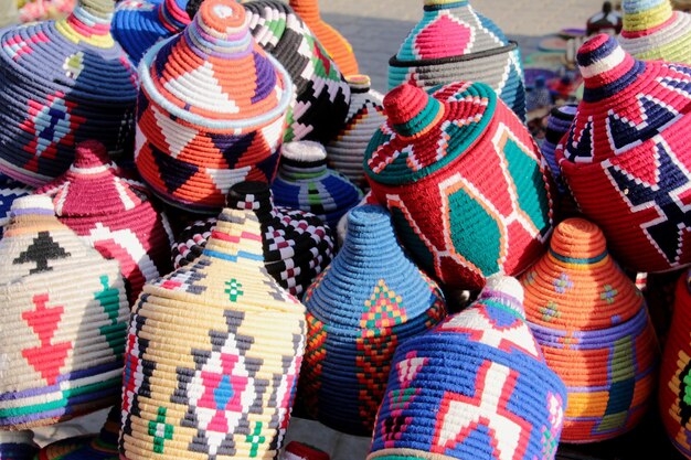 Foto una pila de cestas de regalos de varios colores en el puesto del mercado