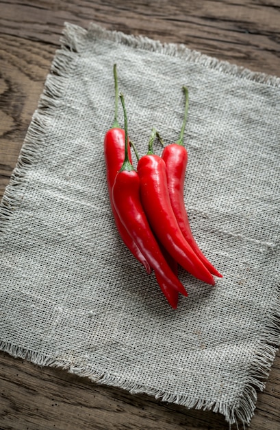 Pila de chiles rojos frescos en la arpillera