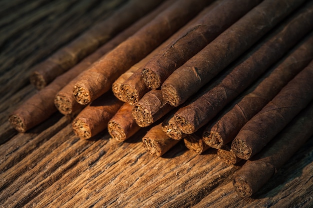 pila de cigarro pequeño en la mesa de madera vieja