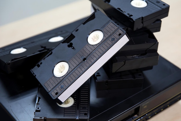 Foto pila de cintas de cassette de video vhs en la pila de reproducción de video