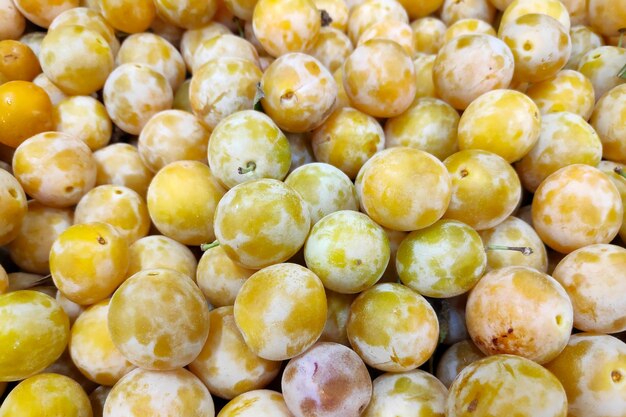 Pila de ciruelas Mirabelle en un puesto en el mercado