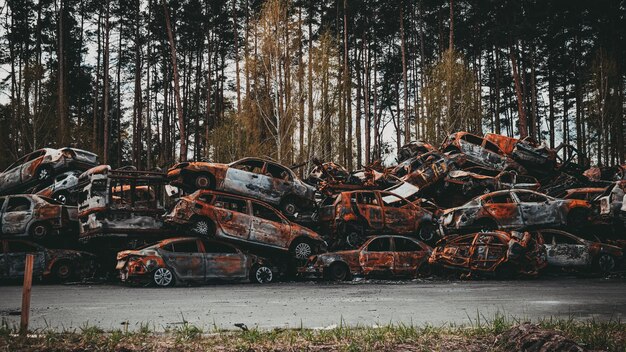 Foto una pila de coches abandonados dañados