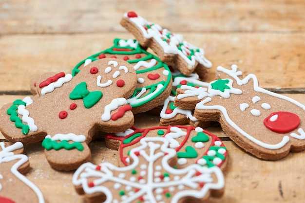 Pila de coloridas galletas dulces para Navidad