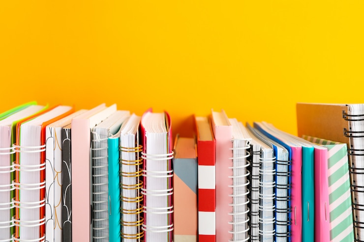 Foto pila de coloridos libros contra la mesa