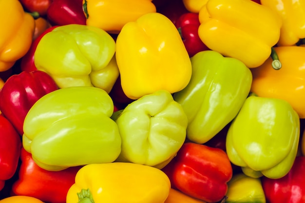 Pila de coloridos pimientos en un mercado