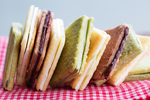 Foto pila de cookies shiroi koibito con disparo de cerca.