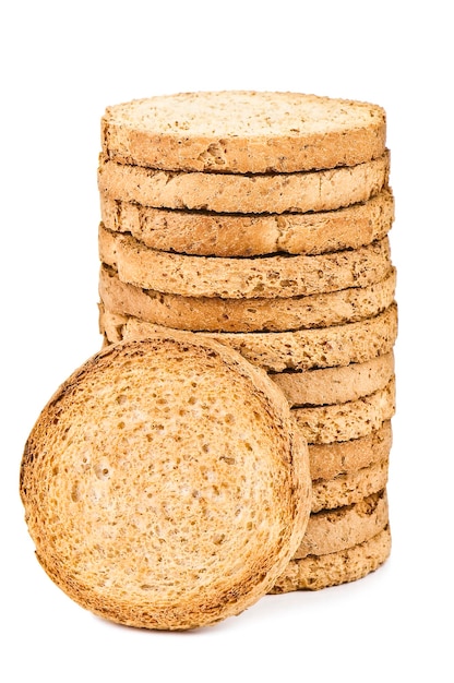 Pila de crujientes galletas dietéticas rusk sobre fondo blanco.