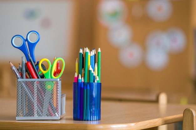 Pila de cuadernos, lápices de colores y papelería.