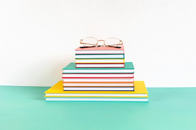 Pila de cuadernos y libros coloridos. Educación, estudio, aprendizaje, concepto de enseñanza