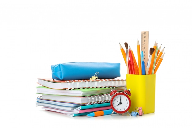 Foto pila de cuadernos y papelería aislado en blanco