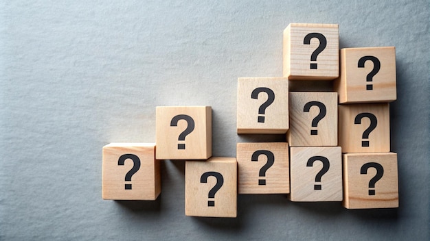una pila de cubos de madera con signos de interrogación en ellos