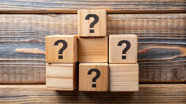 una pila de cubos de madera con signos de interrogación en ellos