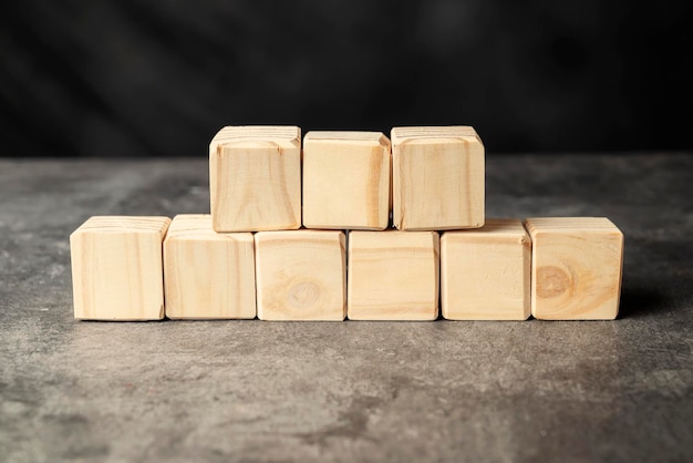 Foto una pila de cubos de madera