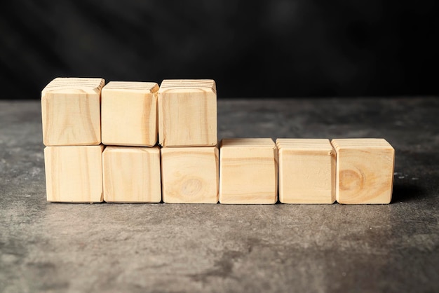 Una pila de cubos de madera