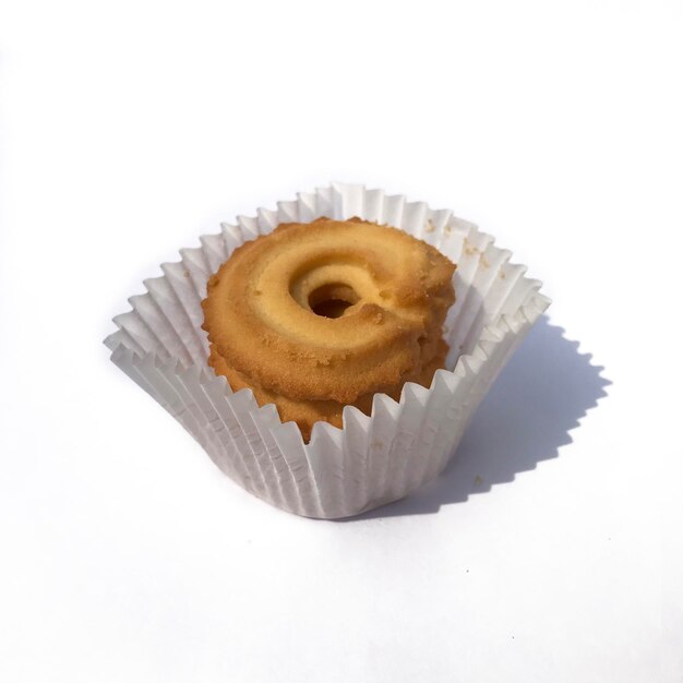 Pila de biscoitos de cor castanha isolados em fundo branco